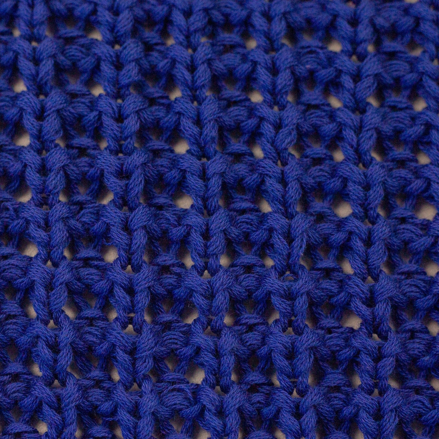Image de tissu tricoté épais 100 % coton - bleu roi 615 g/m² – disponible chez Šarlotes audumi