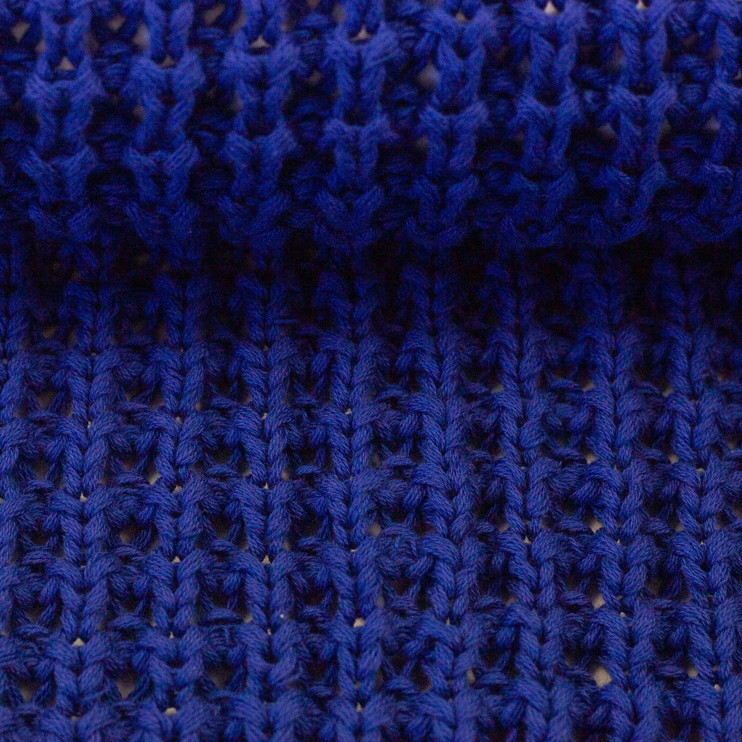 Image d'un tricot épais 100 % coton, bleu roi, 615 g/m² – disponible chez Šarlotes audumi
