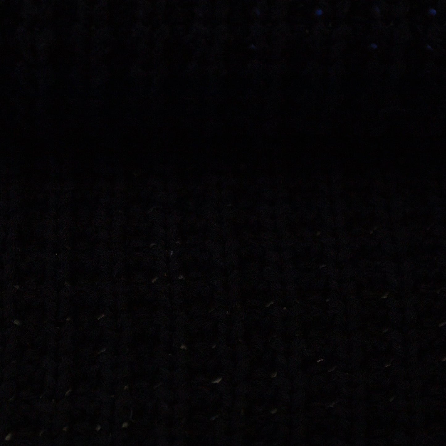 Image de maille épaisse 100 % coton noire, 615 g/m² – disponible chez Šarlotes audumi