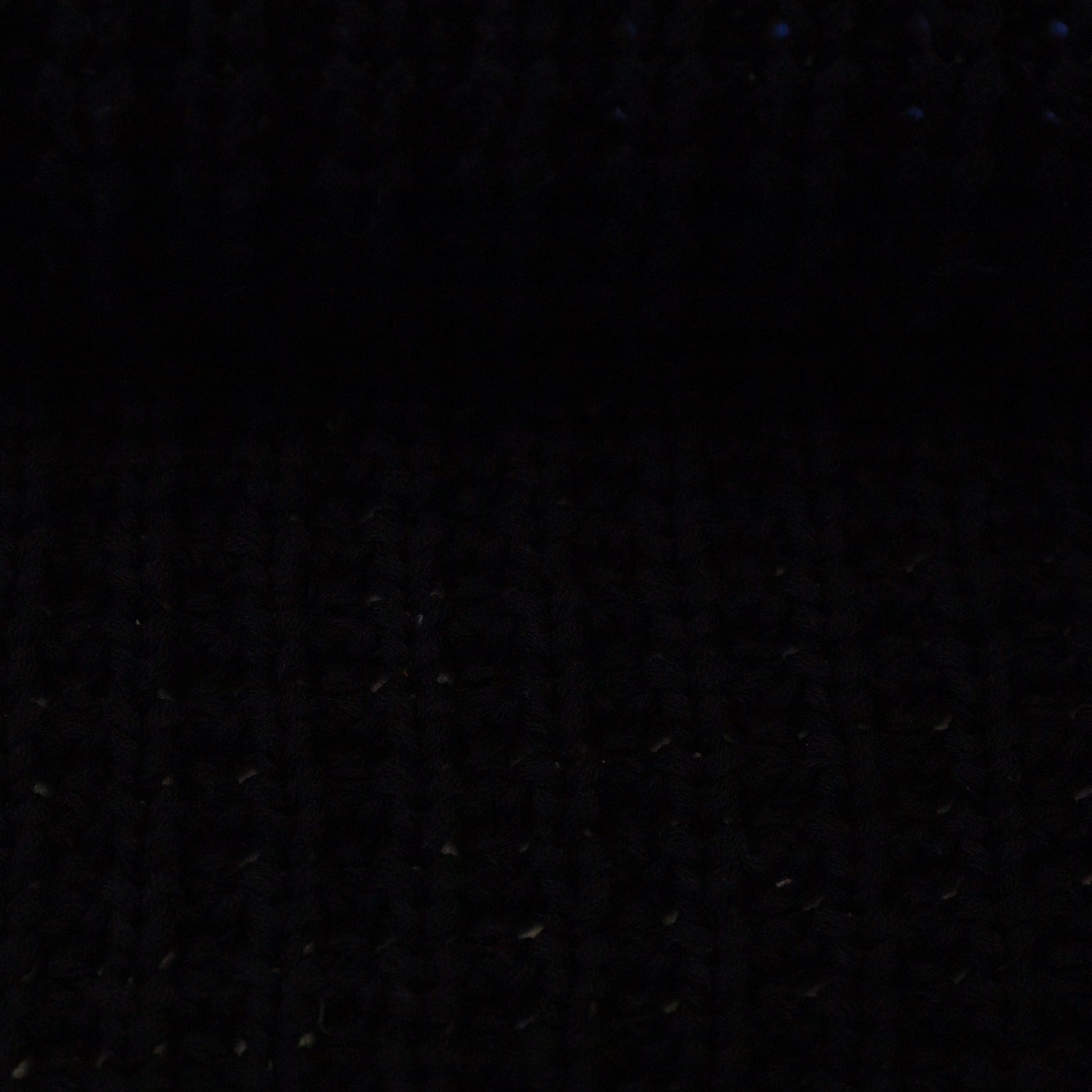 Image de maille épaisse 100 % coton noire, 615 g/m² – disponible chez Šarlotes audumi