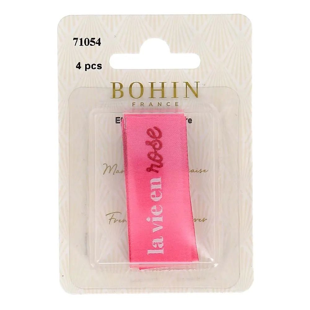 Bohin sew-in clothing labels “La vie en rose” — look at life through rose-colored glasses — 2 × 5 cm, 4 pcs — available online at Šarlotes audumi