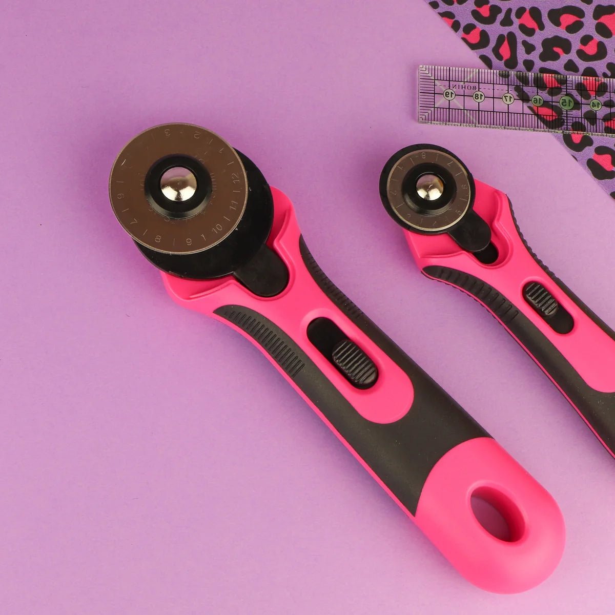 Image of the Bohin rotary fabric cutter – 18 or 45 mm – available online at Šarlotes audumi