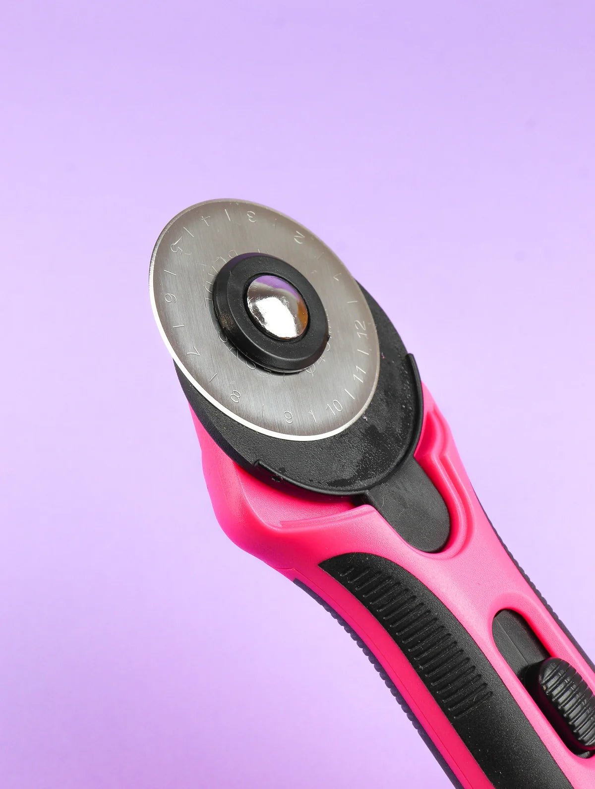 Image of the Bohin rotary fabric cutter – 18 or 45 mm – available online at Šarlotes audumi