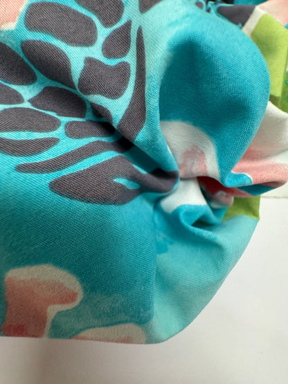 Tissu français à motif floral tropical dans des tons bleu-vert – 160 g/m²