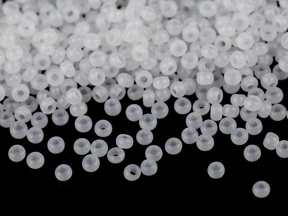 Image avec perles en verre tchèque Preciosa 4,5 mm 20 g | tons variés – disponible chez Charlotte’s Fabric