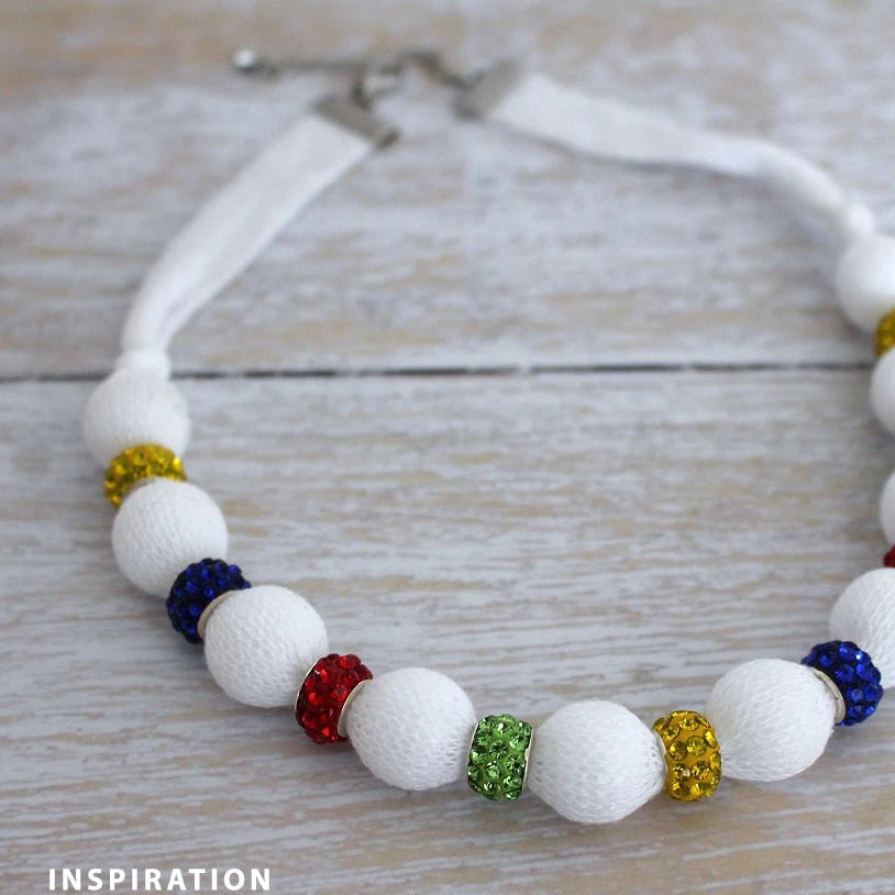 Image avec des perles « Charm » à effet métallisé | 9 × 14 mm 10 pièces | couleurs variées – disponible chez Šarlotes audumi