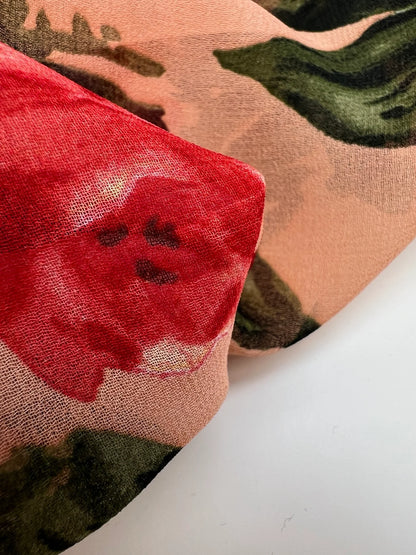 Tissu crêpe en polyamide avec motif floral rouge sur fond beige – Italie