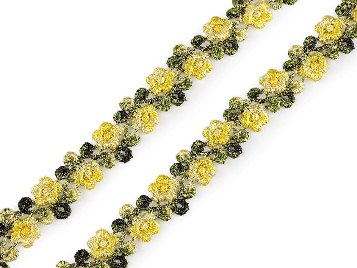 Image of decorative embroidered ribbon with 3D flowers – 20 mm – available online at Šarlotes audumi