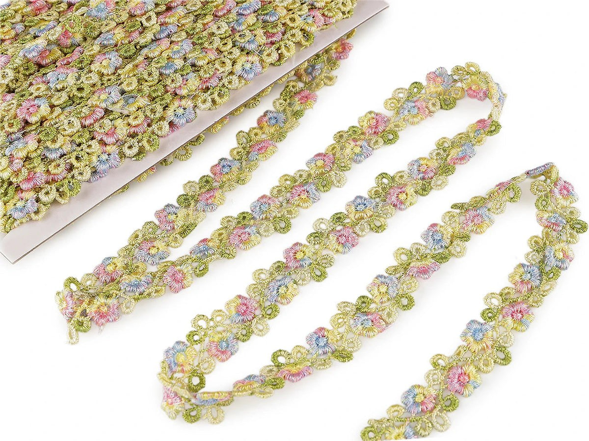 Image of decorative embroidered ribbon with 3D flowers – 20 mm – available online at Šarlotes audumi