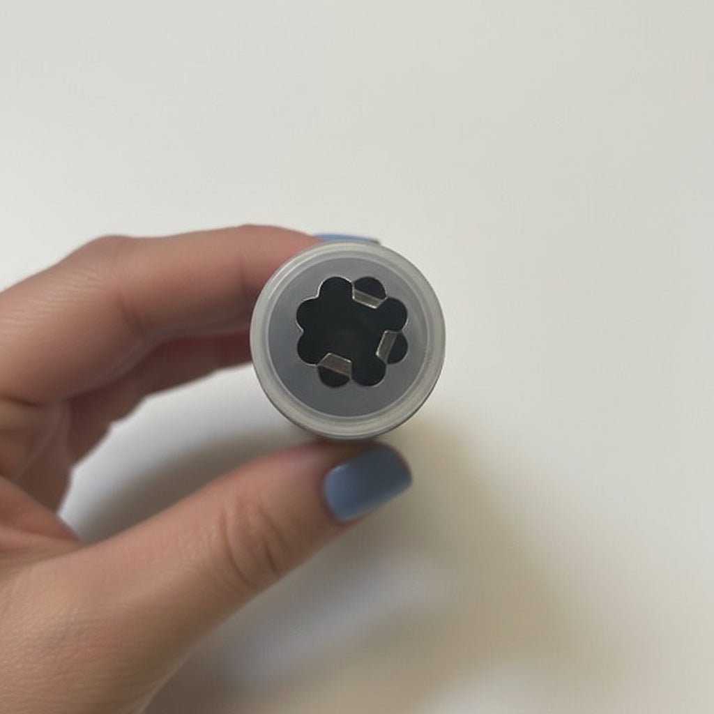 Image avec bouton décoratif 19 mm en forme de fleur noire – disponible en ligne chez Šarlotes audumi