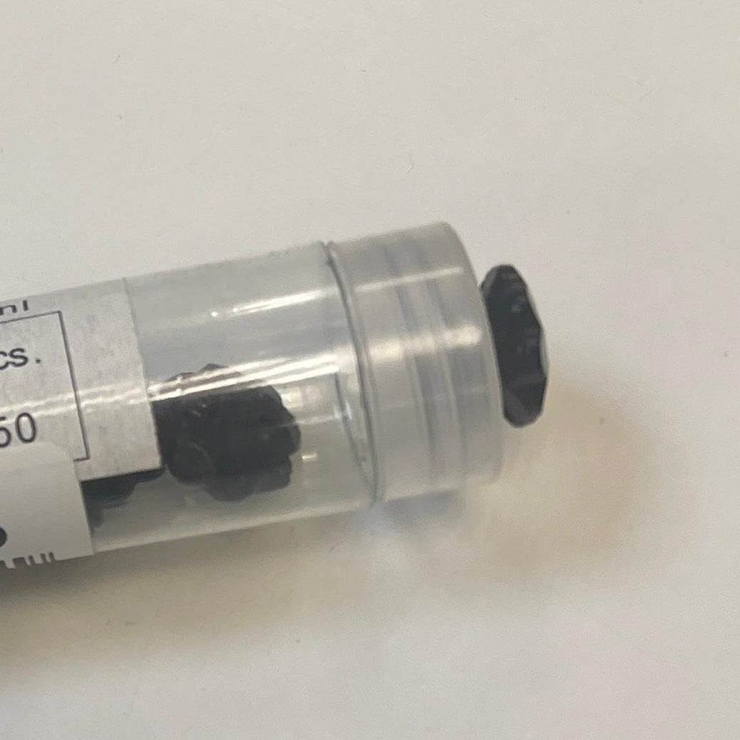 Image d’un bouton décoratif 19 mm fleur noire – disponible en ligne chez Šarlotes audumi