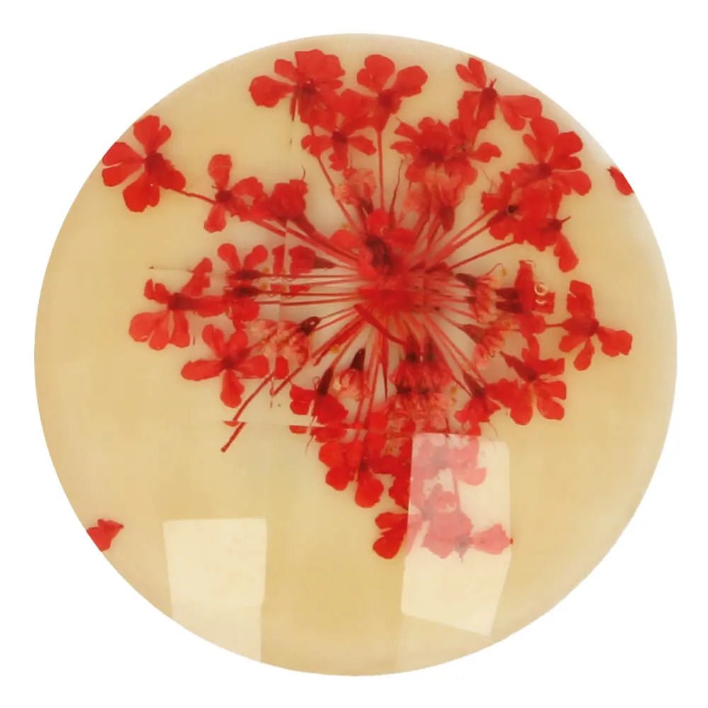Image avec bouton décoratif en résine avec vraie fleur séchée, 25 mm - fleur rouge – disponible en ligne chez Šarlotes audumi