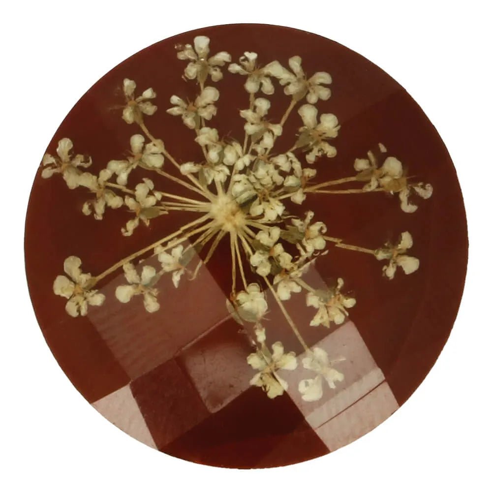 Image d’un bouton décoratif avec vraie fleur séchée dans la résine – 33,75 mm marron – disponible en ligne chez Tissus de Charlotte