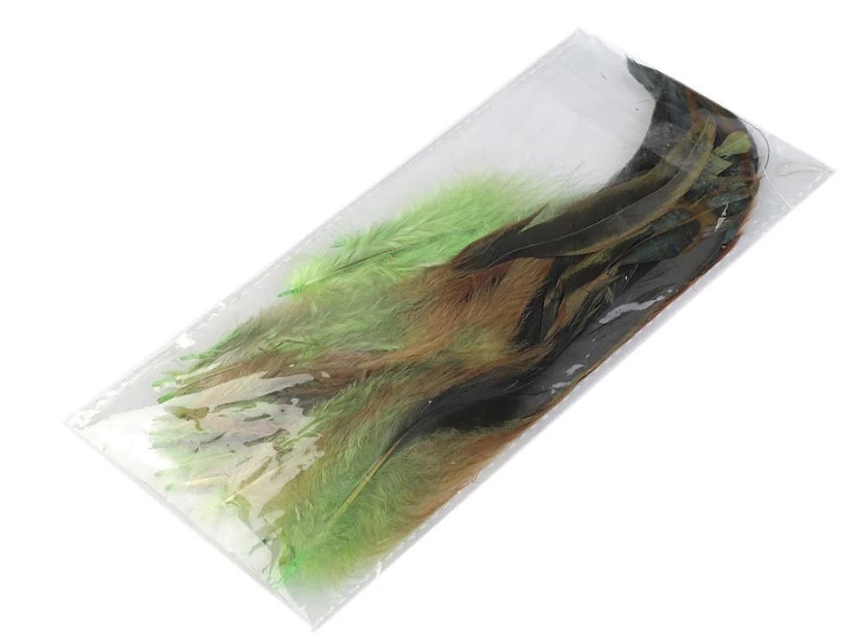 Image avec des plumes de poule décoratives 6–20 cm, 20 pièces | tons variés – disponible chez Šarlotes audumi