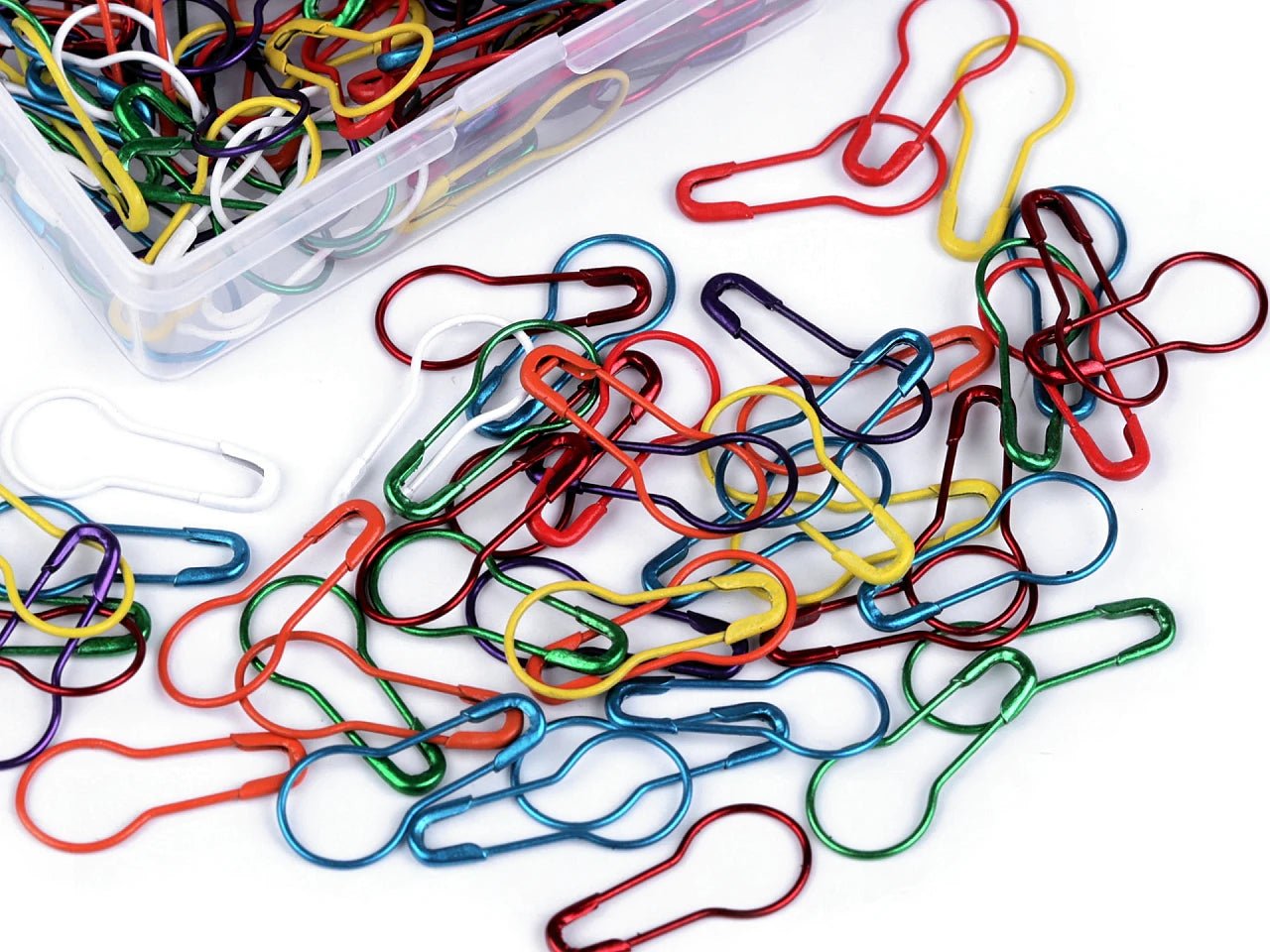 Image with safety pins in a box, 22 mm (approx. 150 pcs.) – available at Charlotte’s fabrics