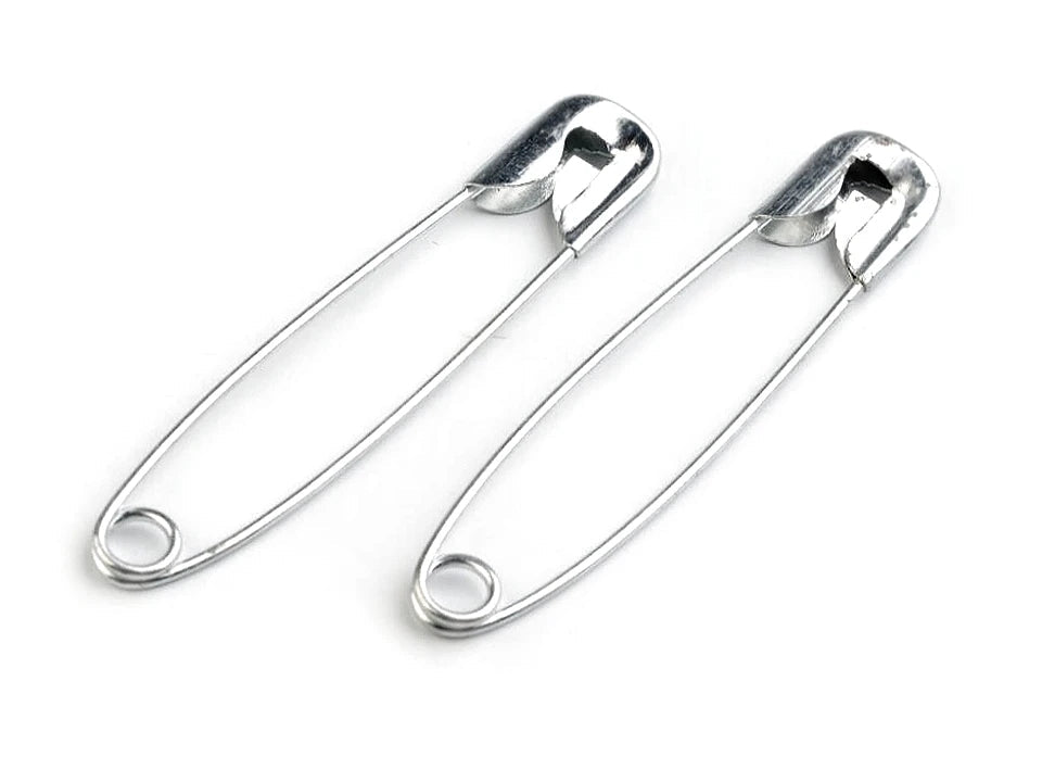 Image avec épingles de sûreté, trombones 45 mm - argenté (pack de 10) – disponible chez Šarlotes audumi