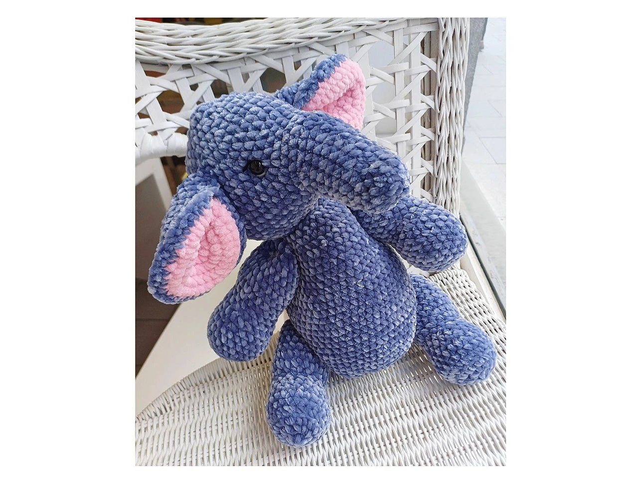 Image with Dzijas Emily - plush yarn - 100 g / 120 m – available at Charlotte's Fabrics