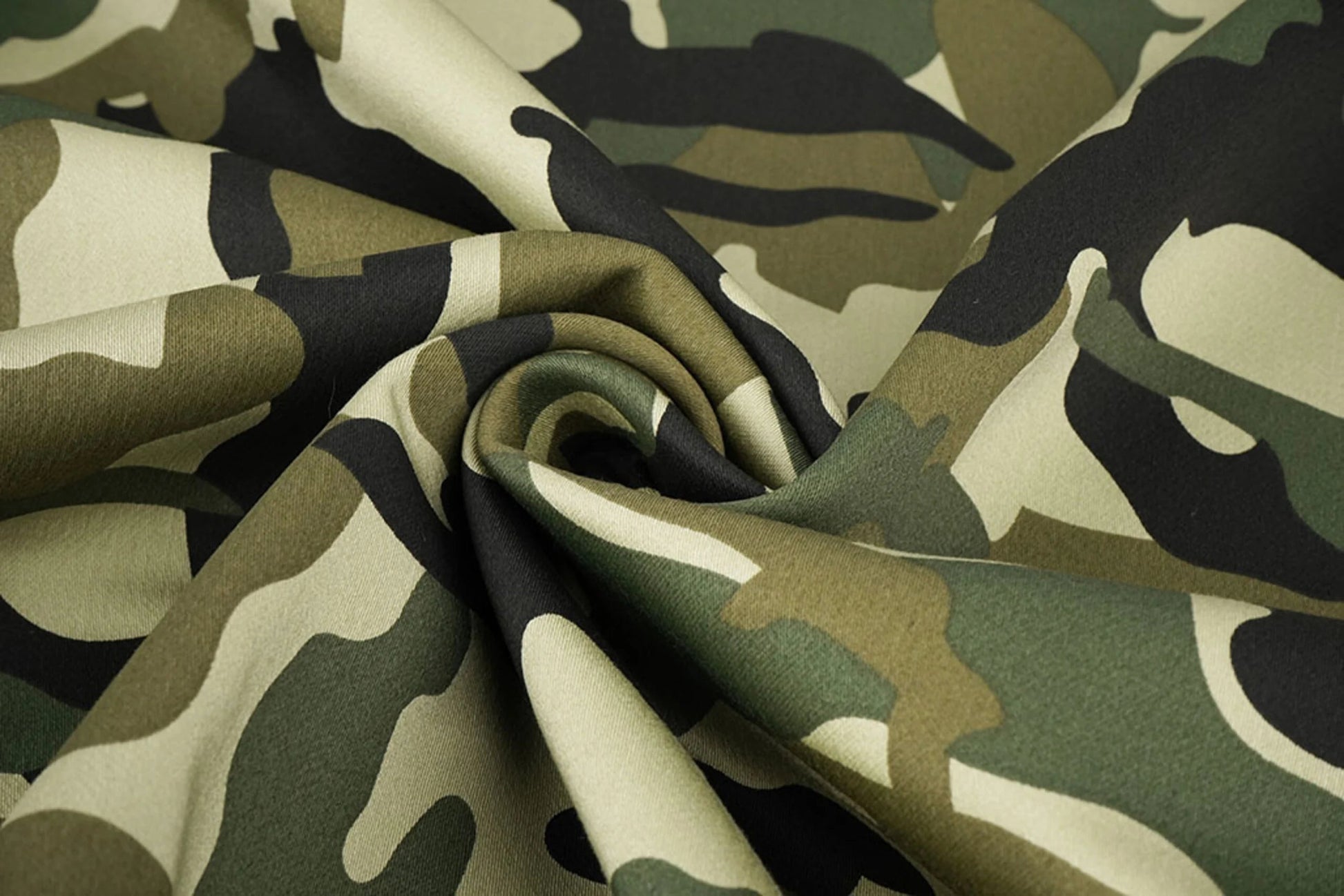 Attēls ar Džinsa audums ar kamuflāžas rakstu – Army Green 275 g/m² – pieejams Šarlotes audumi