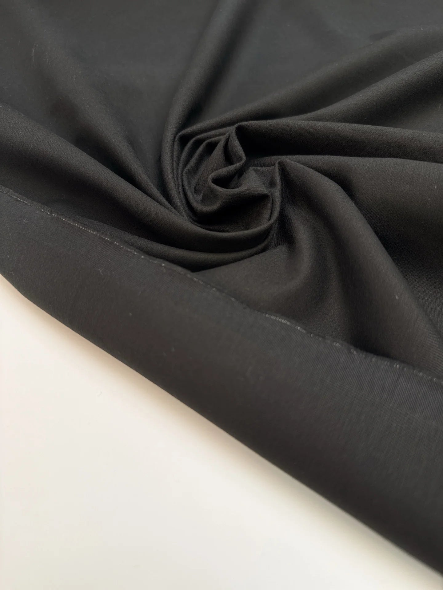 Tissu de costume noir en coton avec élasthanne et effet moiré – Italie