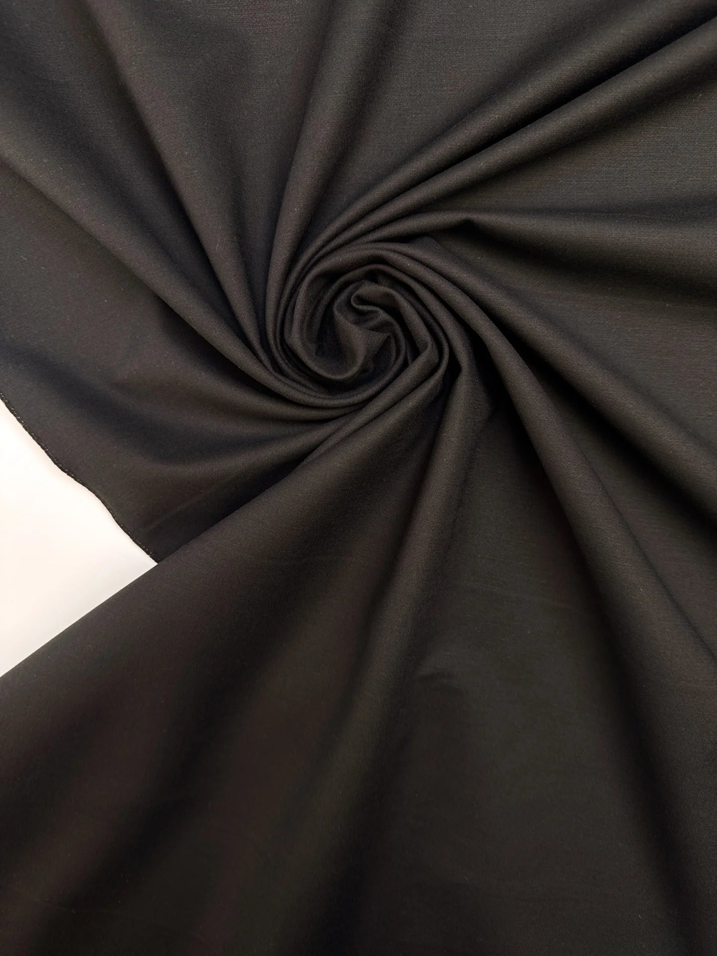 Tissu de costume noir en coton avec élasthanne et effet moiré – Italie