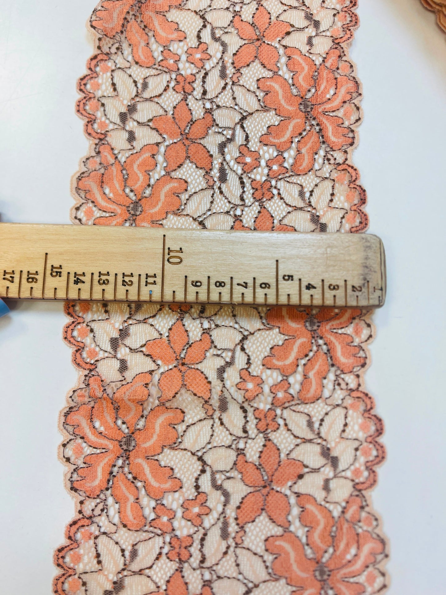 Image avec dentelle élastique 14 cm-fleurs orange et fond beige – disponible en ligne chez Tissus Charlotte