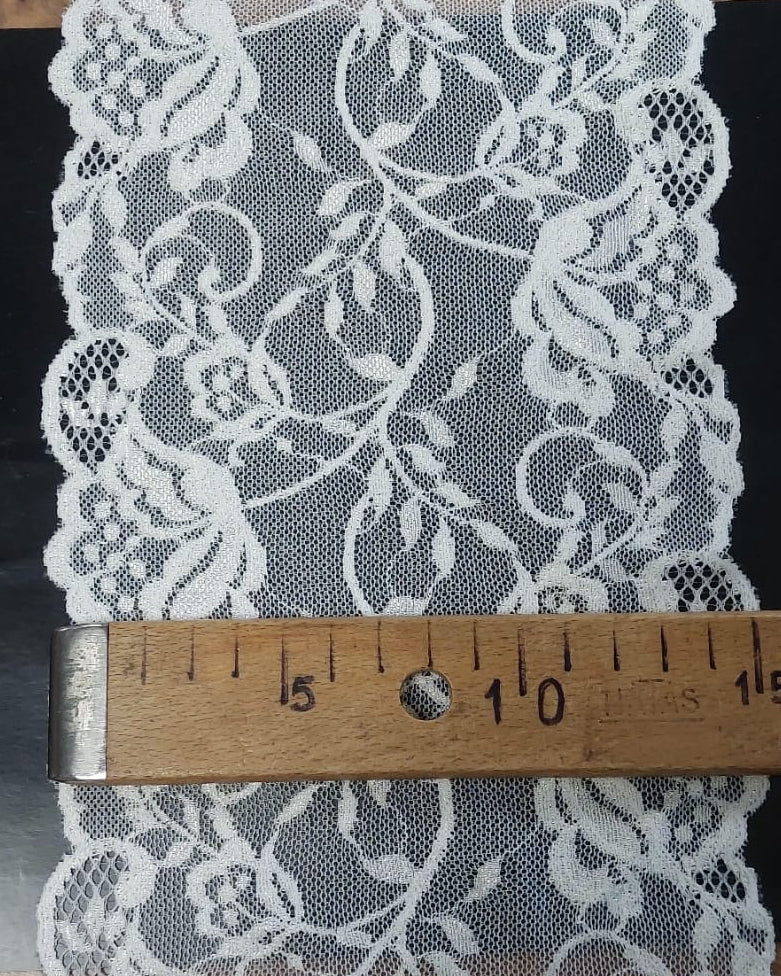 Image avec dentelle élastique 15 cm - blanche – disponible en ligne chez Šarlotes audumi