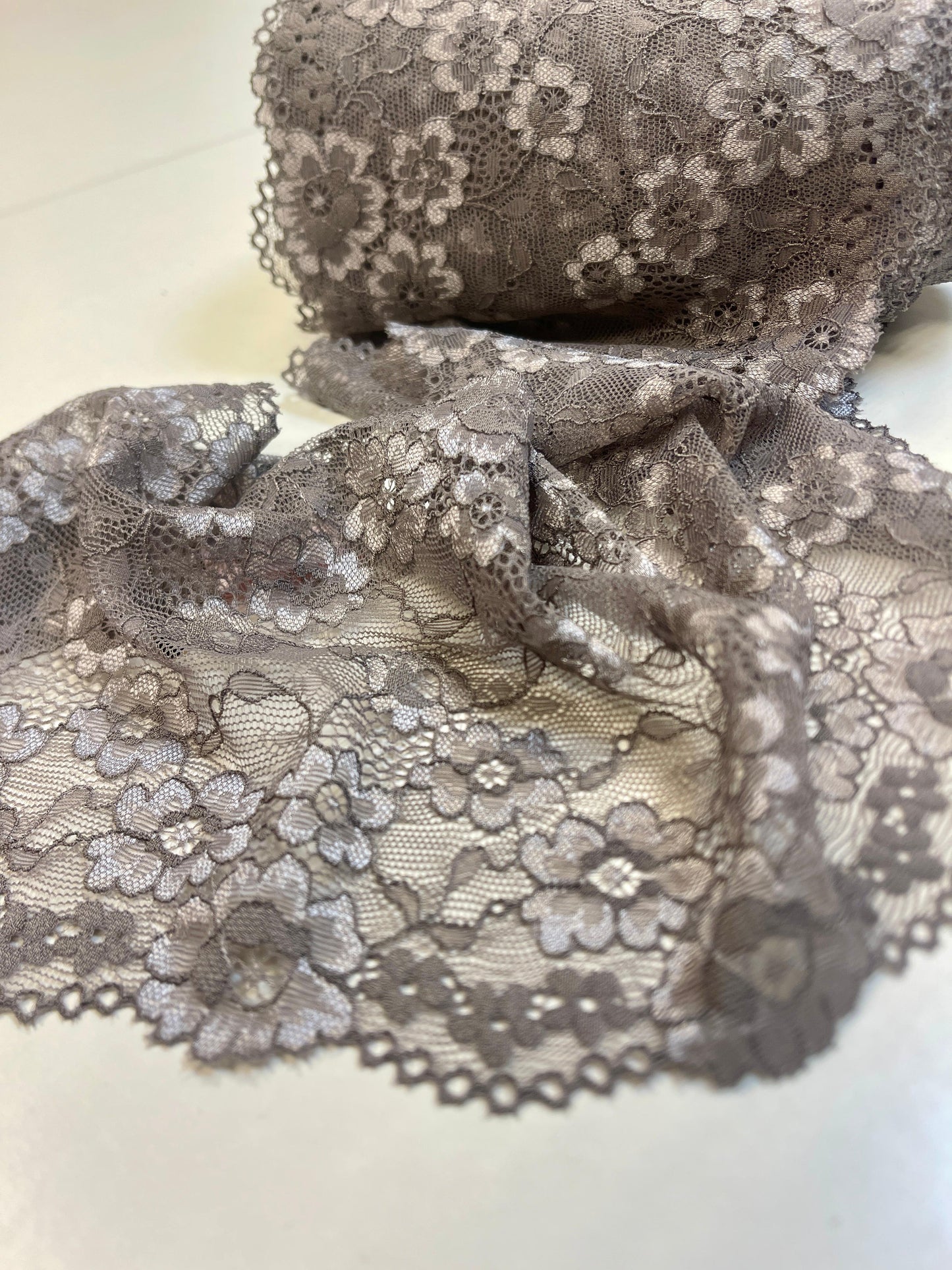 Image avec dentelle élastique 15 cm gris chaud – disponible en ligne chez Šarlotes audumi