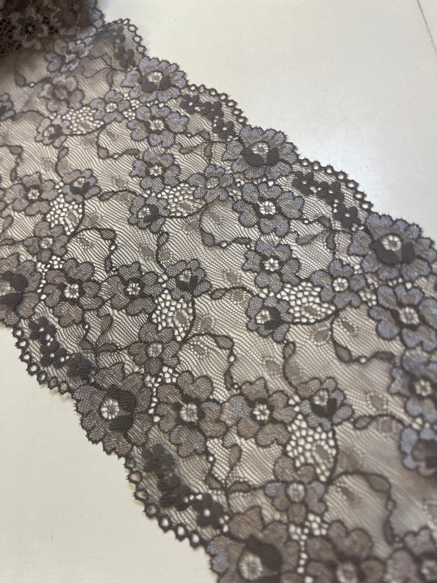 Image de dentelle élastique 15 cm gris chaud – disponible en ligne chez Šarlotes audumi
