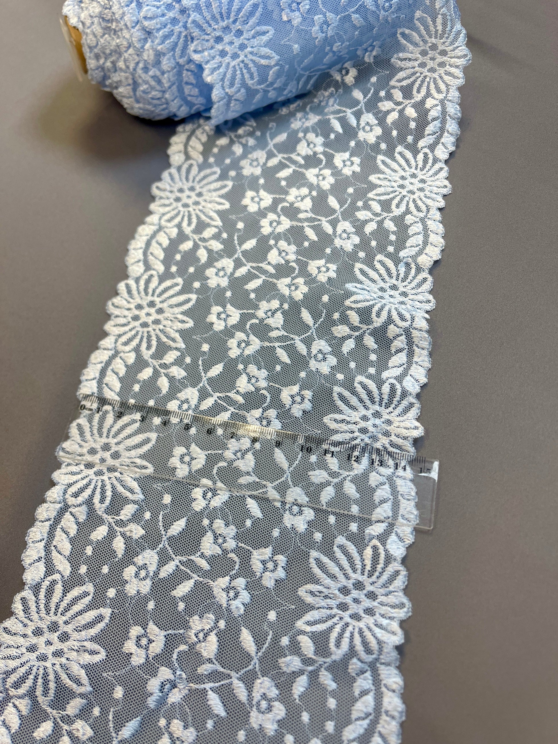 Image avec dentelle élastique 16 cm bleu clair – disponible en ligne chez Šarlotes audumi