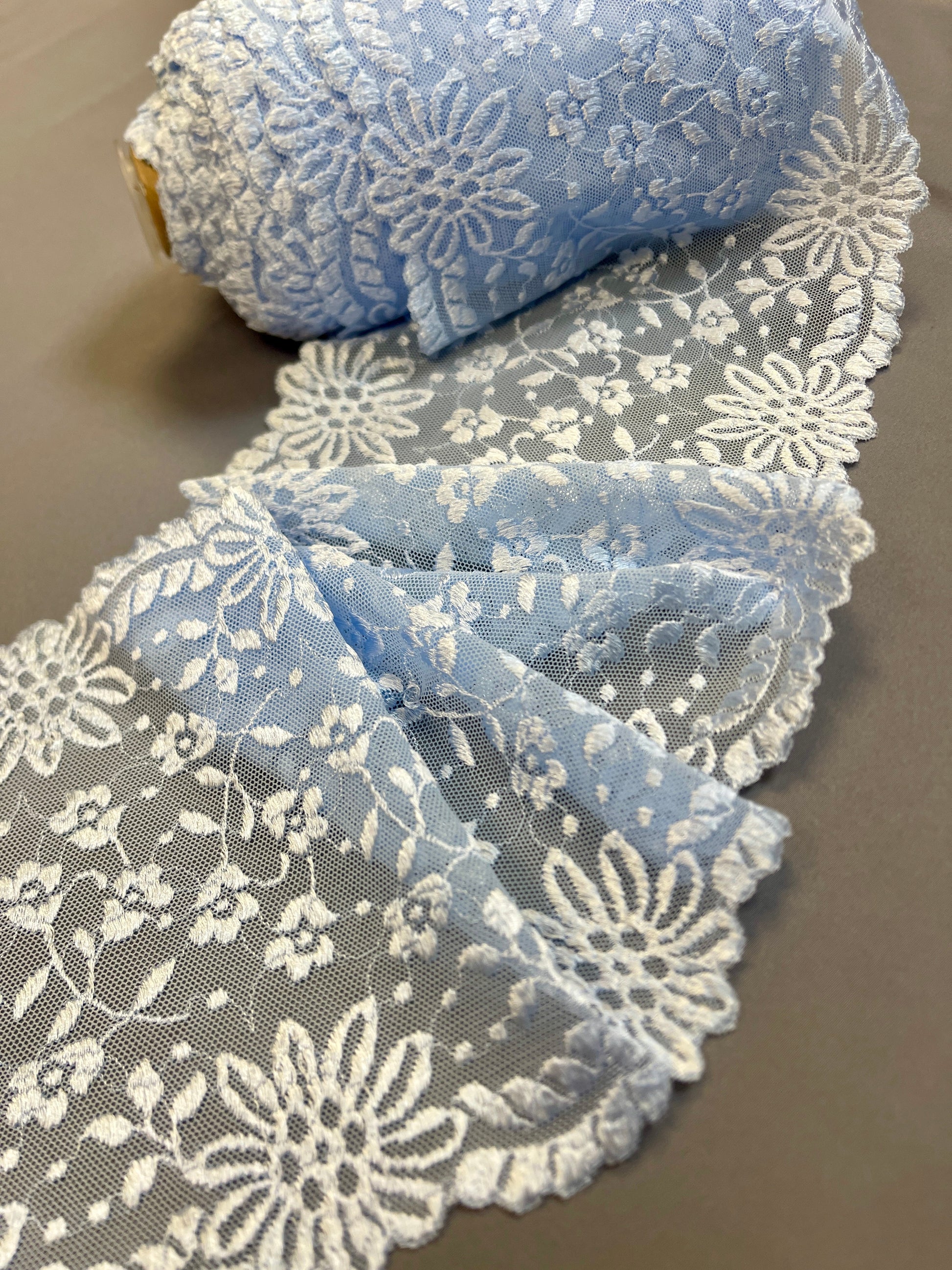 Image d’un élastique en dentelle 16 cm bleu clair – disponible en ligne chez Šarlotes audumi