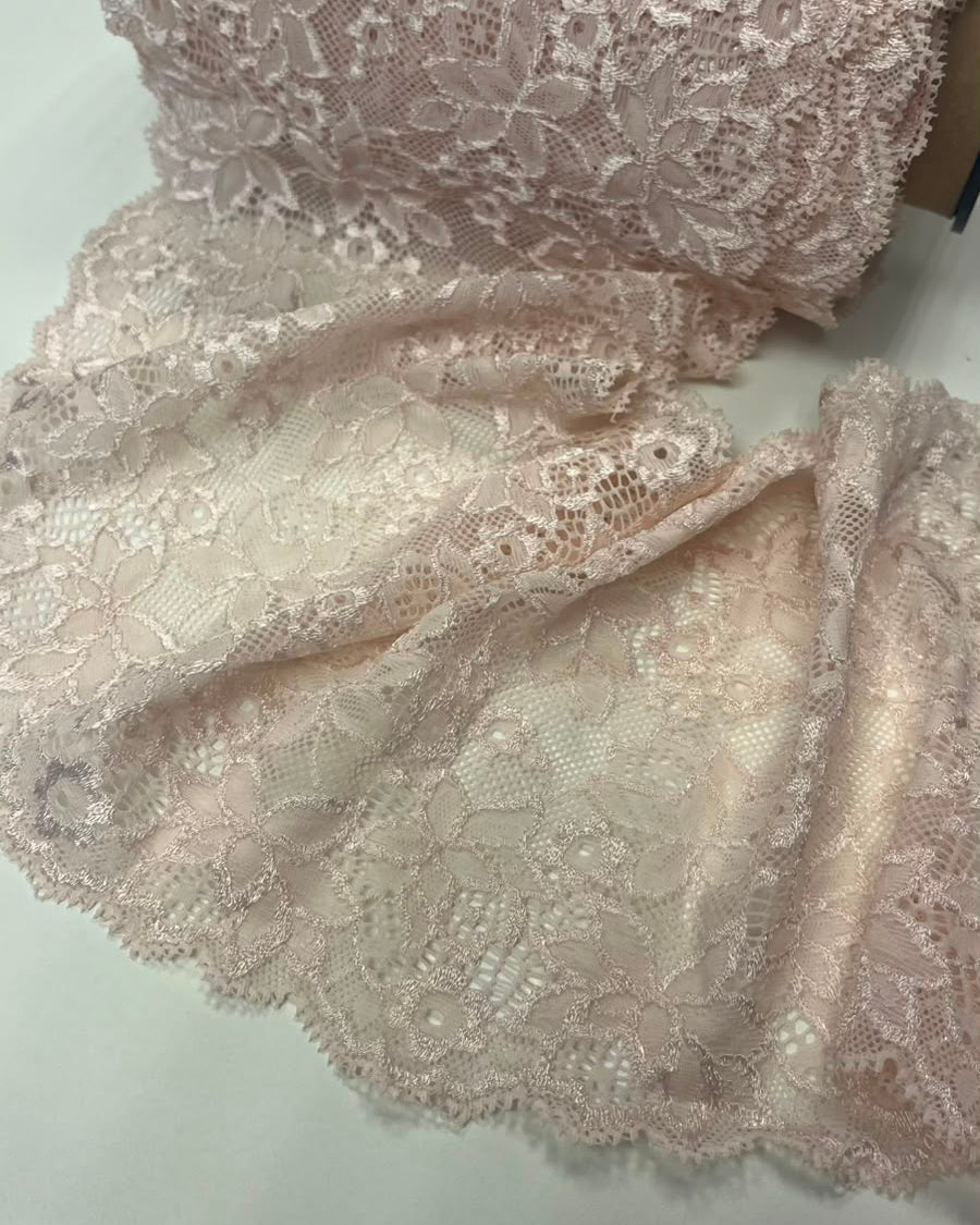 Image avec dentelle élastique 16 cm-rose poudré, disponible en ligne chez Šarlotes audumi