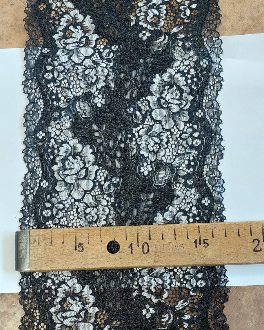 Image avec dentelle élastique 16 cm, noir et blanc – disponible en ligne chez Šarlotes audumi