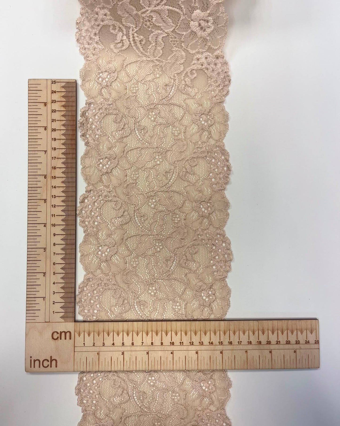 Image de dentelle élastique 16 cm beige chaud – disponible en ligne chez Šarlotes audumi