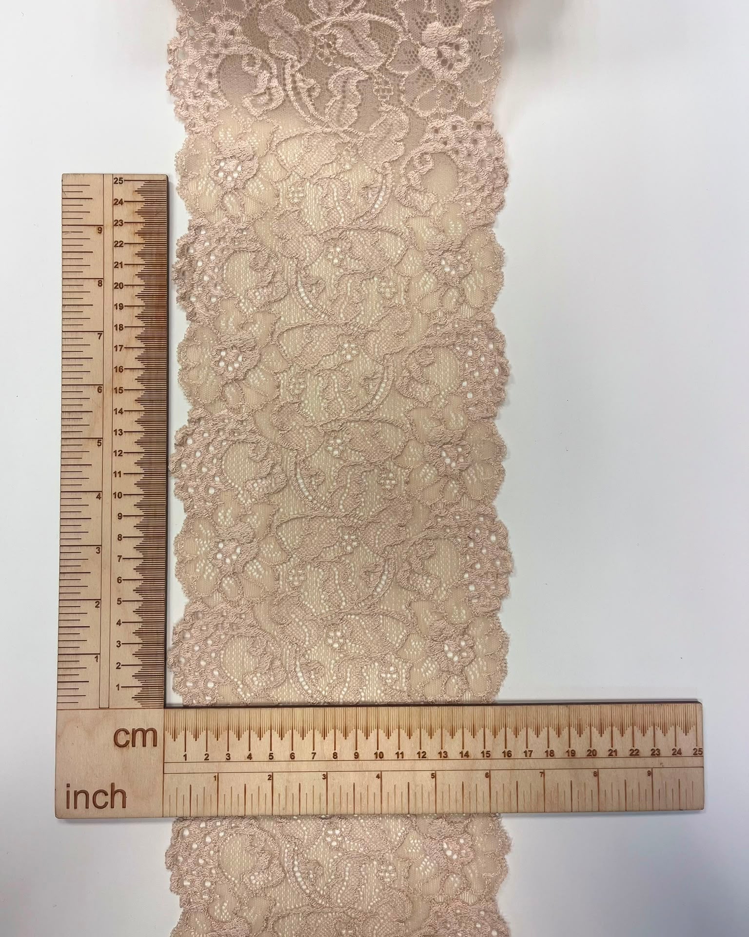 Image de dentelle élastique 16 cm beige chaud – disponible en ligne chez Šarlotes audumi