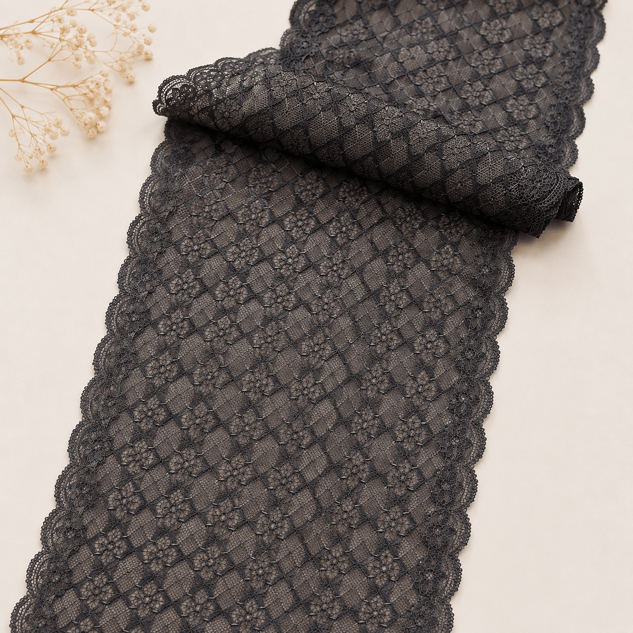 Image of elastic lace 16 cm-chocolate – available online at Šarlotes audumi