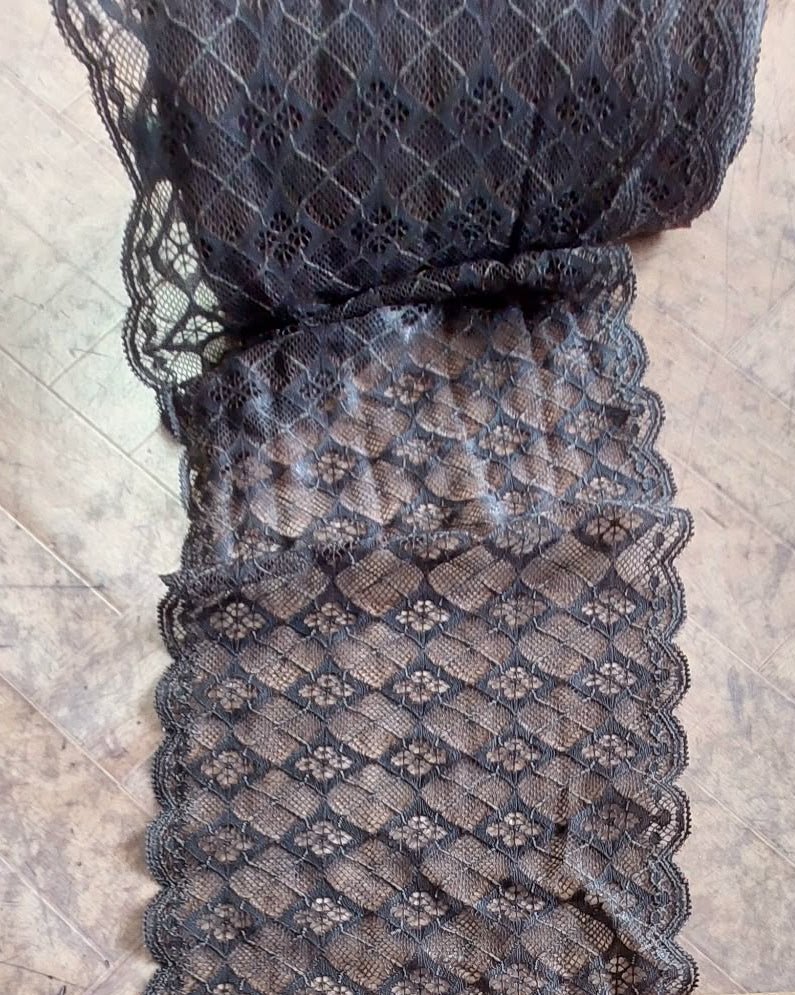 Image of elastic lace 16 cm-chocolate – available online at Šarlotes audumi