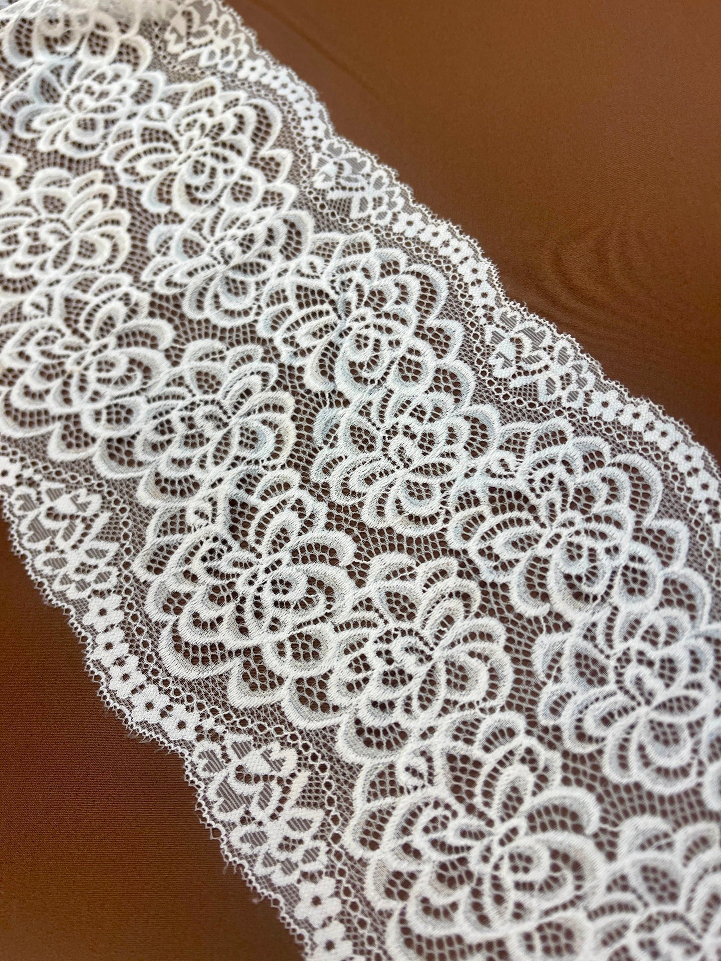 Image de dentelle élastique 17 cm-blanche, disponible en ligne chez Šarlotes audumi