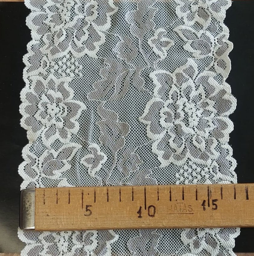 Image avec dentelle élastique 17 cm blanche et grise – disponible en ligne chez Šarlotes audumi