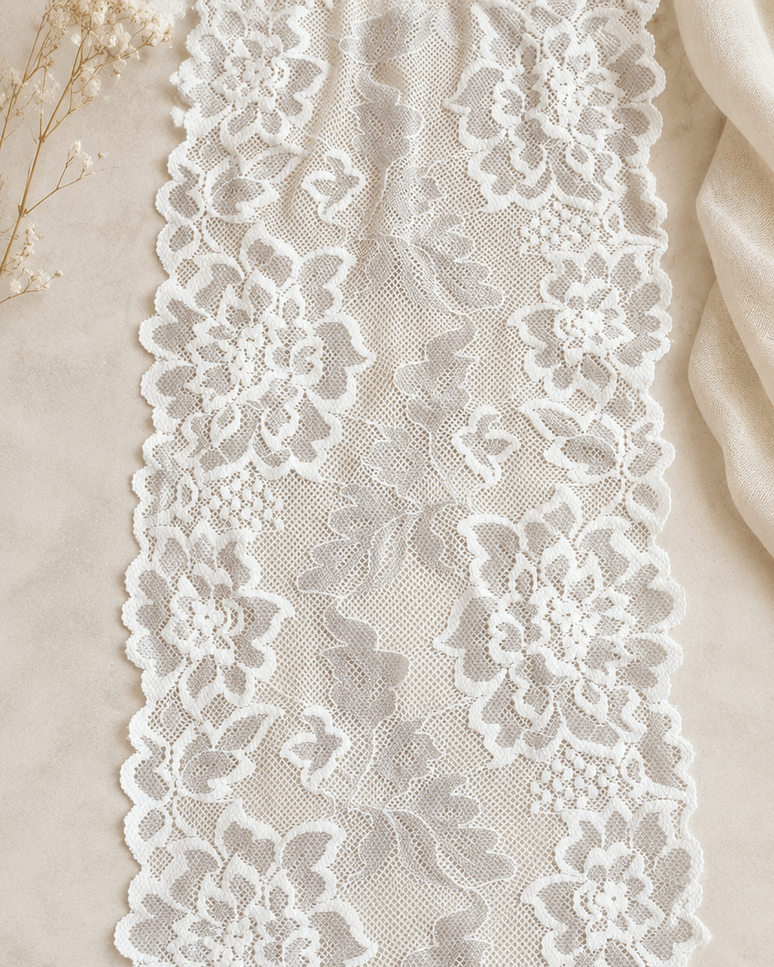 Image avec dentelle élastique 17 cm blanche et grise – disponible en ligne chez Šarlotes audumi