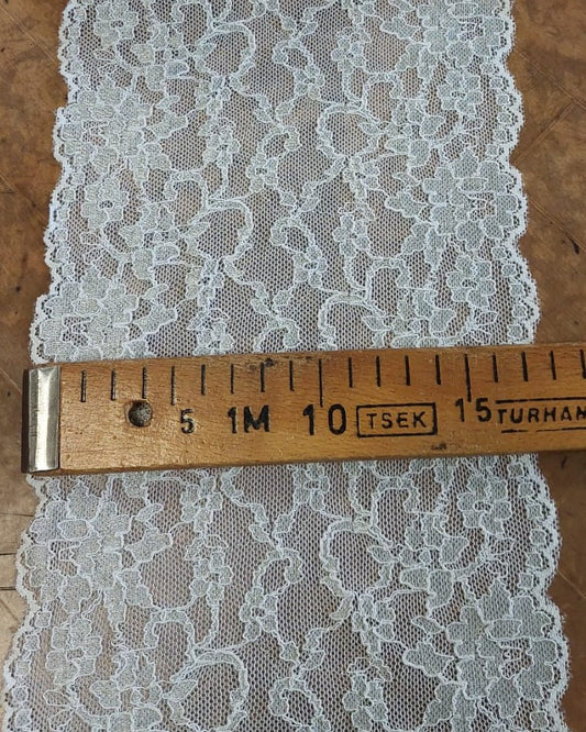 Attēls ar Elastīga mežģīne 17 cm- balta – pieejams Šarlotes audumi