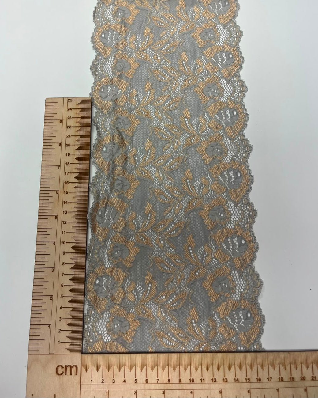 Dentelle élastique 17 cm gris clair avec accents dorés – disponible en ligne chez Šarlotes audumi