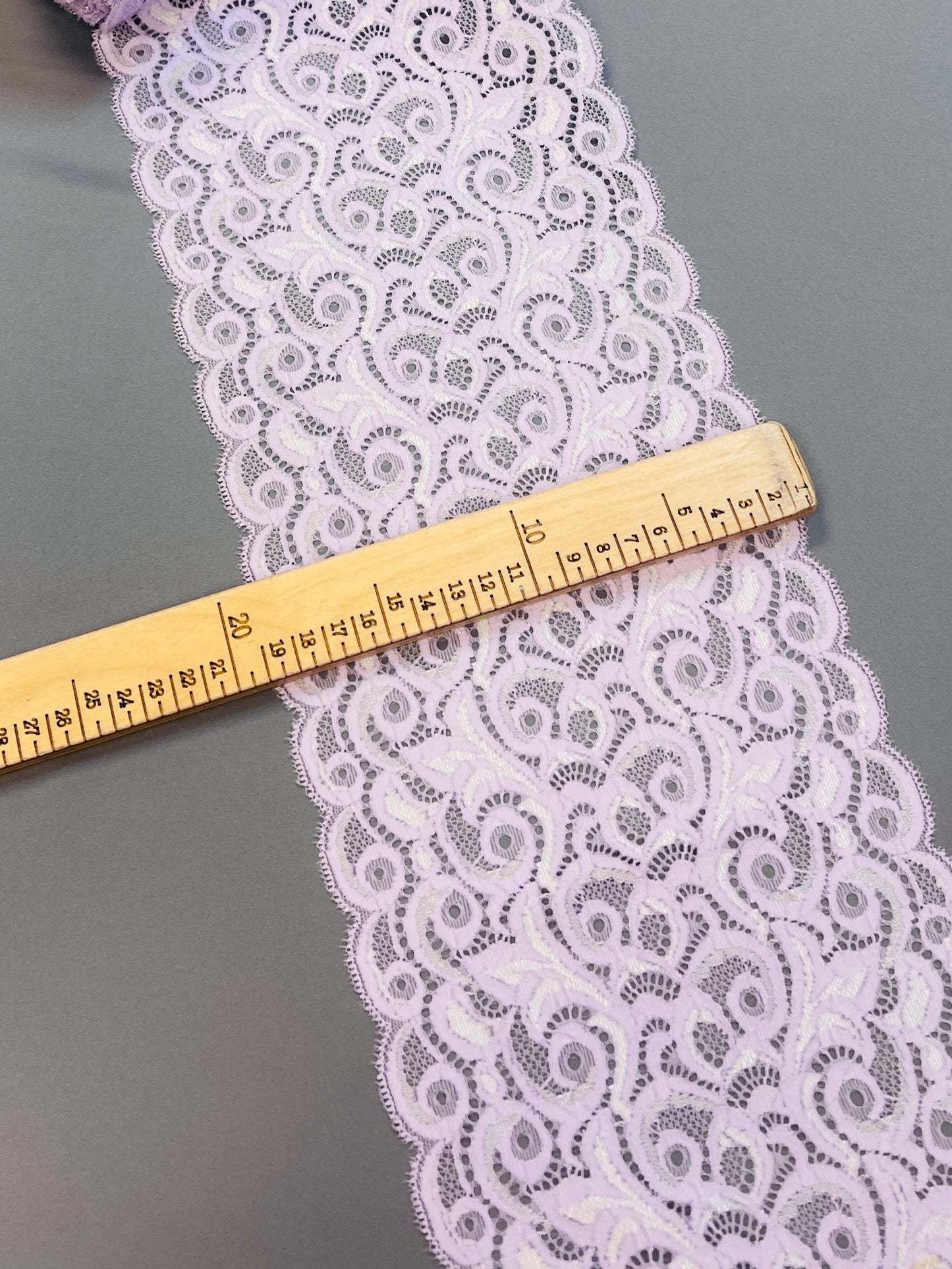 Image de dentelle élastique 18 cm, ton lilas – disponible en ligne chez Tissus de Charlotte