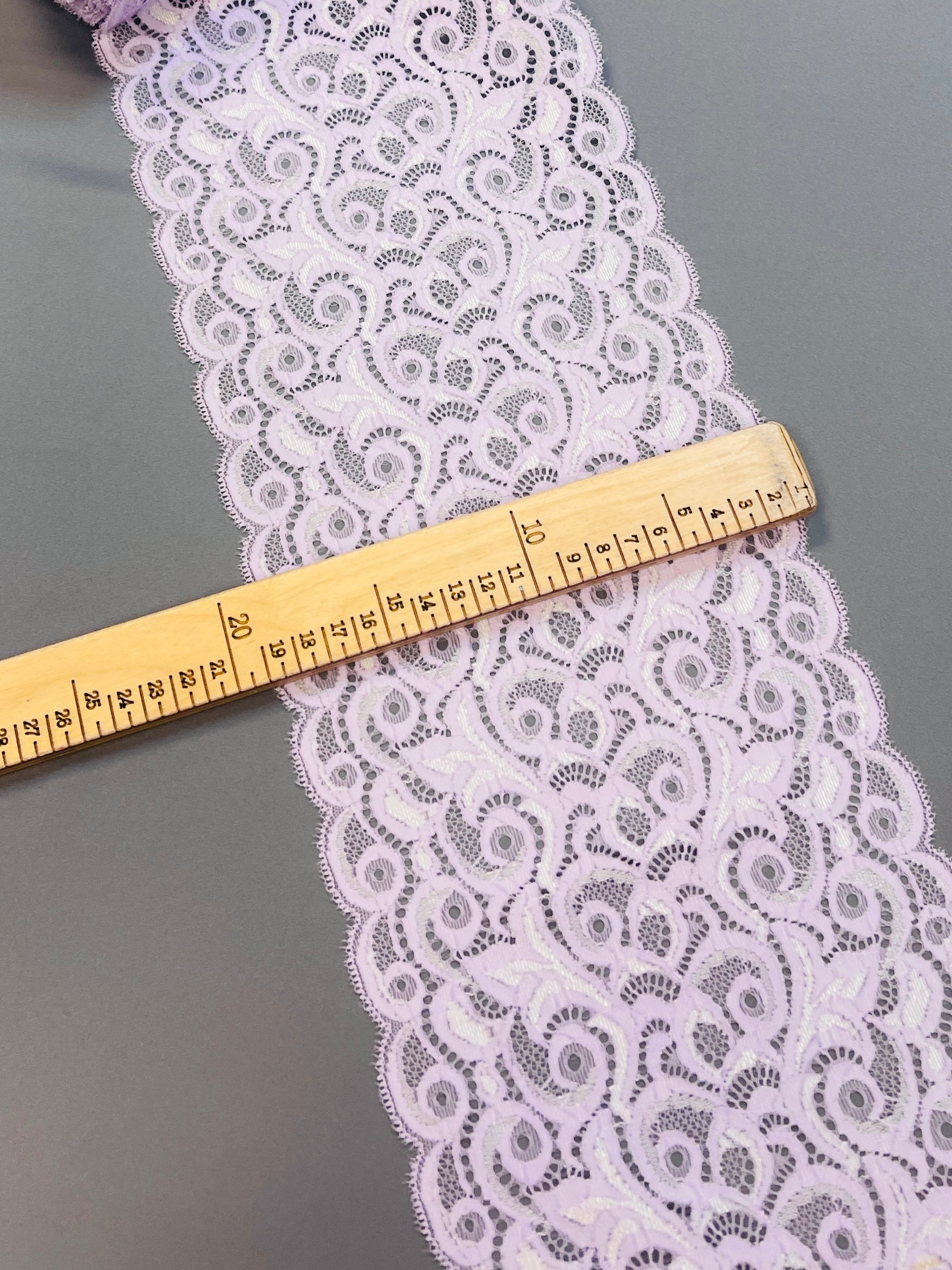 Image de dentelle élastique 18 cm, ton lilas – disponible en ligne chez Tissus de Charlotte