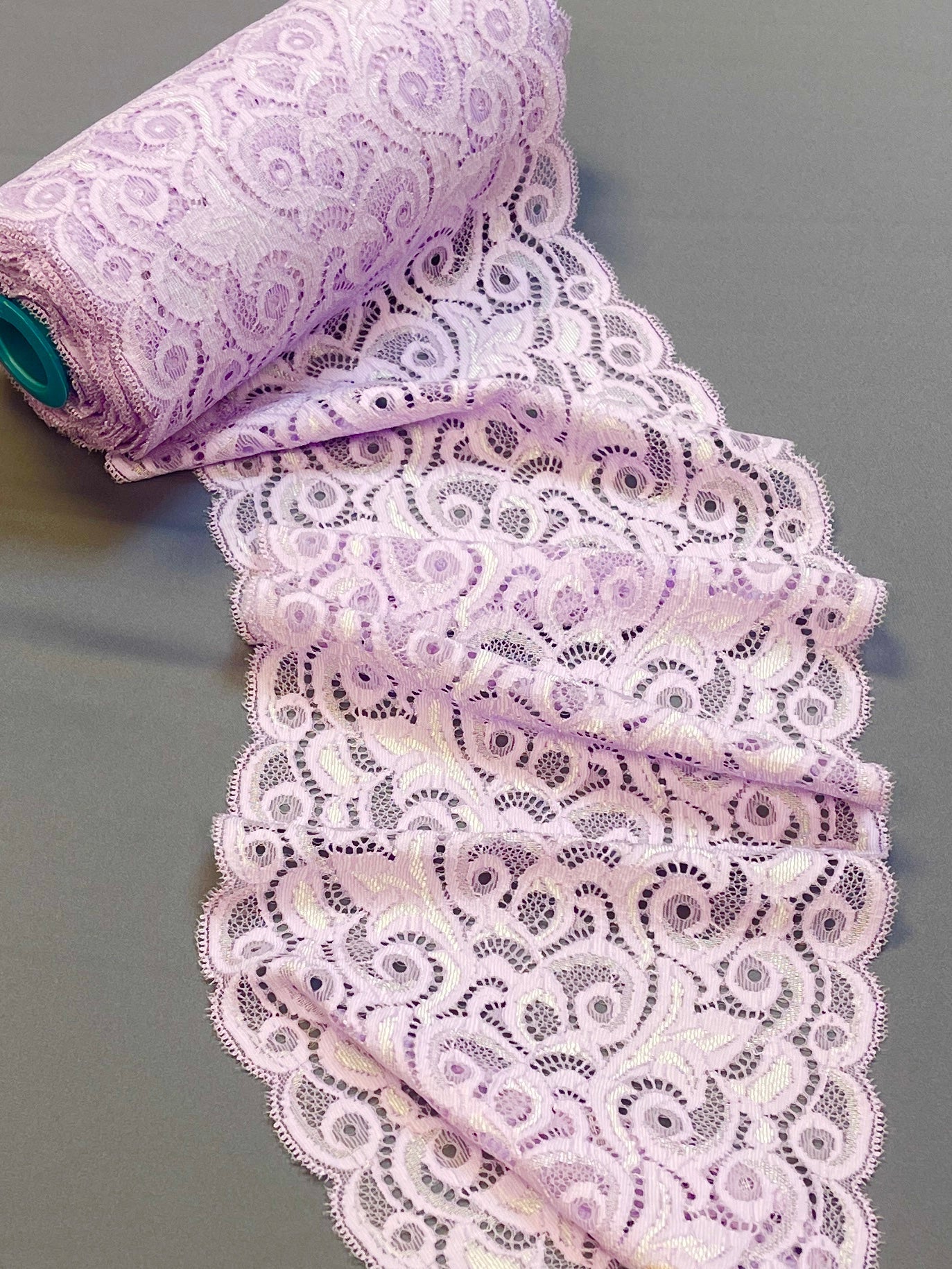 Image de dentelle élastique 18 cm, teinte lilas – disponible en ligne chez Šarlotes audumi