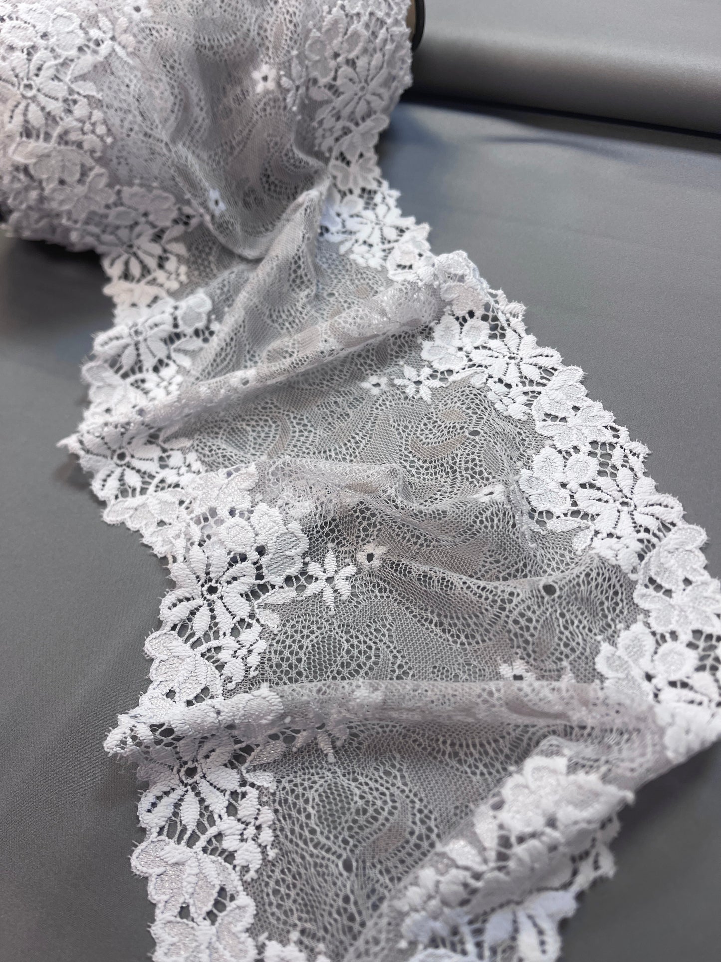 alt
Image de dentelle élastique 18 cm, teinte lilas douce – disponible en ligne chez Šarlotes audumi