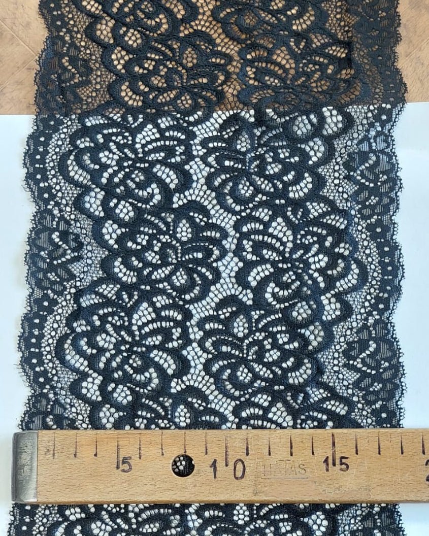Image de dentelle élastique 18 cm-noire – disponible en ligne chez Šarlotes audumi