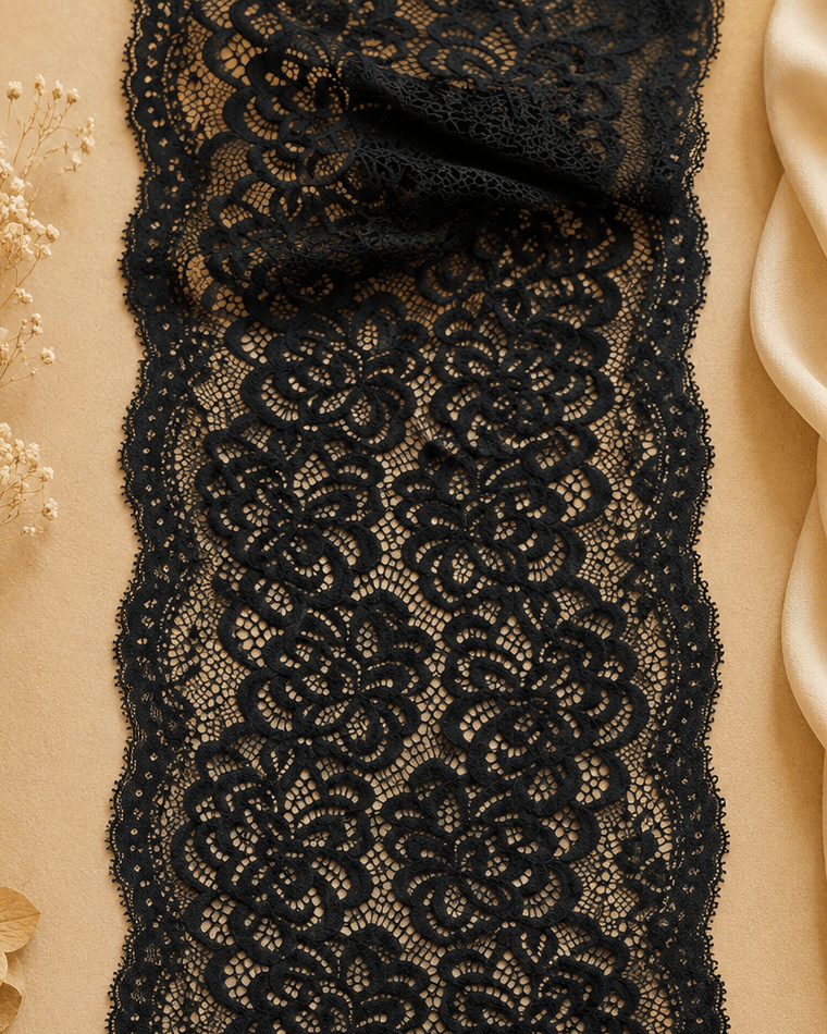 Image de dentelle élastique 18 cm noire – disponible en ligne chez Šarlotes audumi
