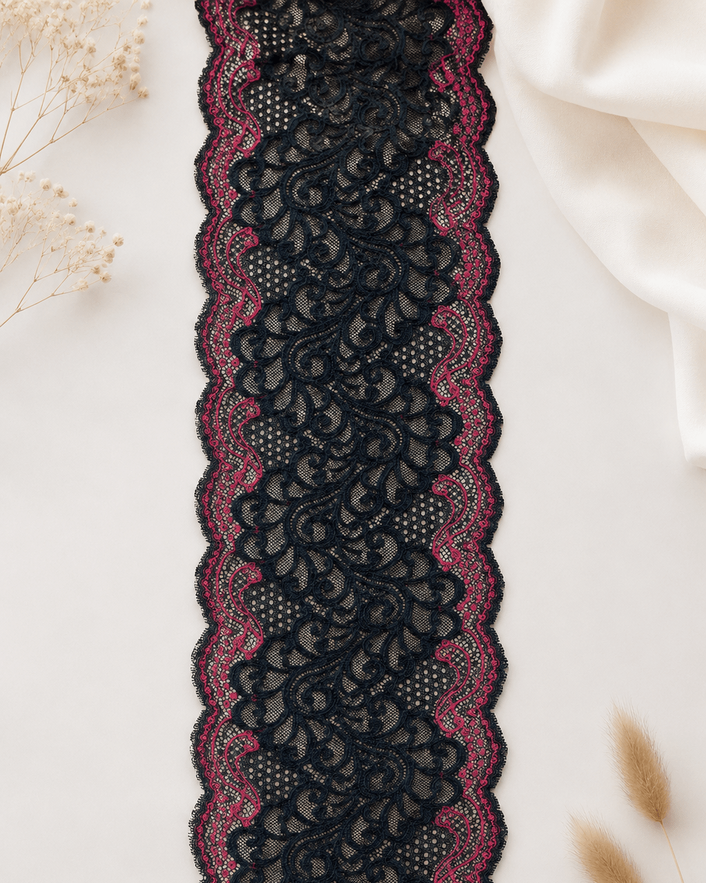 Image avec dentelle élastique de 18 cm noire avec accents rouge foncé – disponible en ligne chez Šarlotes audumi