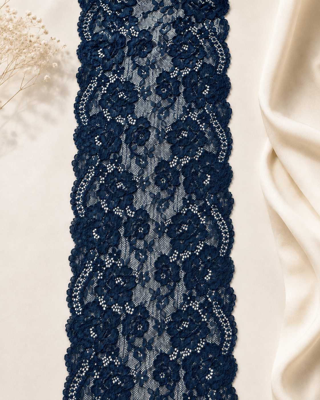 Image de dentelle élastique 18 cm bleu marine – disponible en ligne chez Šarlotes audumi