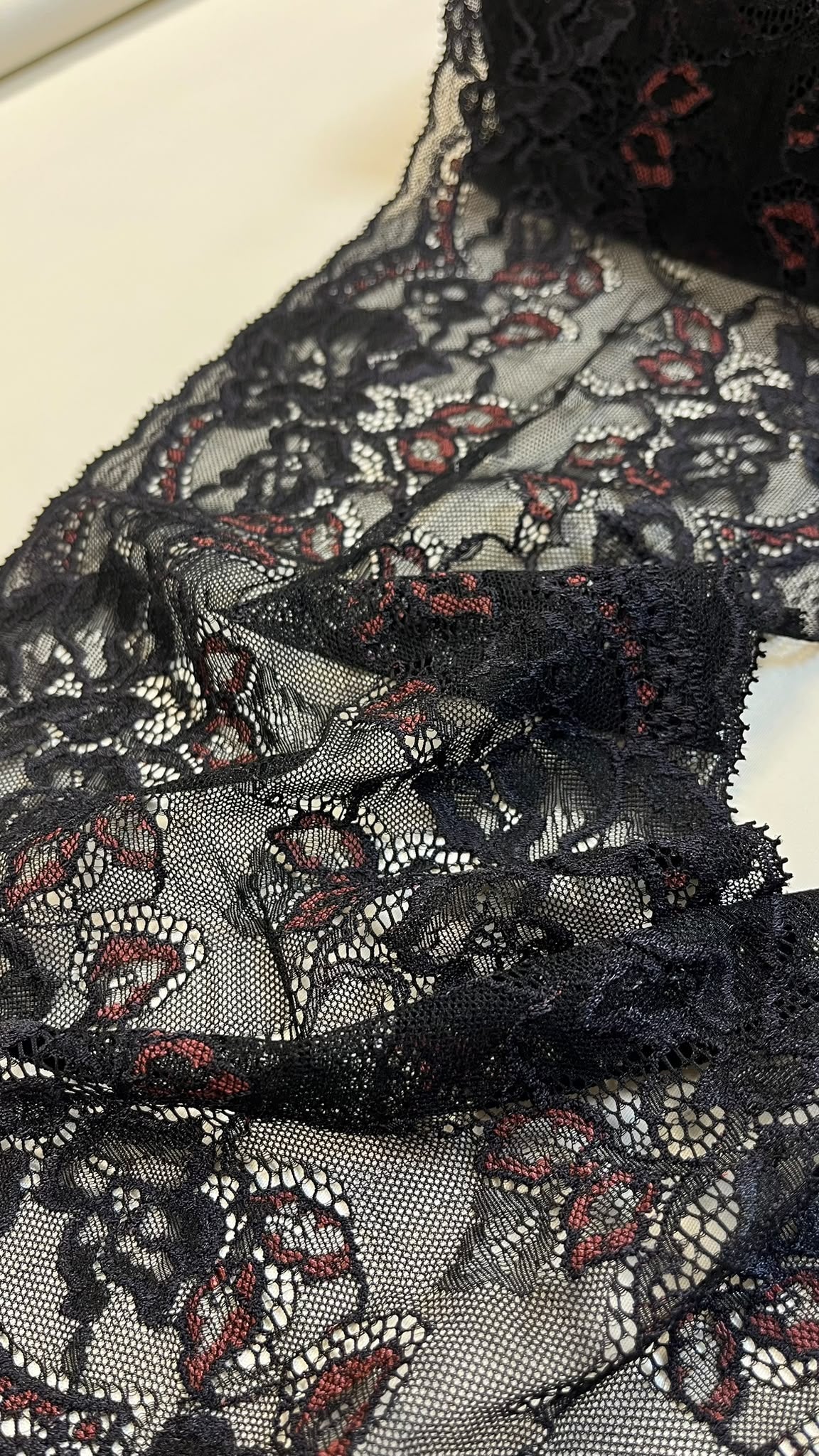 Image of 19 cm elastic lace, black with dark red accents – available online at Šarlotes audumi
